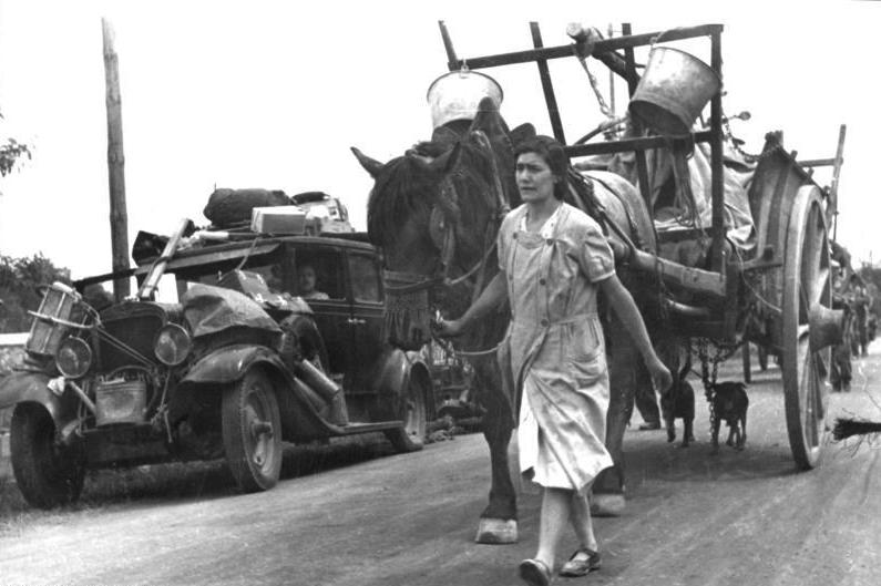 French refugees in the road during the exodus, 19 June 1940. The photo is not directly related to Scheller, but depicts the nature of the chaos on the roads of France that he experienced in June 1940 (Bundesarchiv Bild 146-1971-083-01)