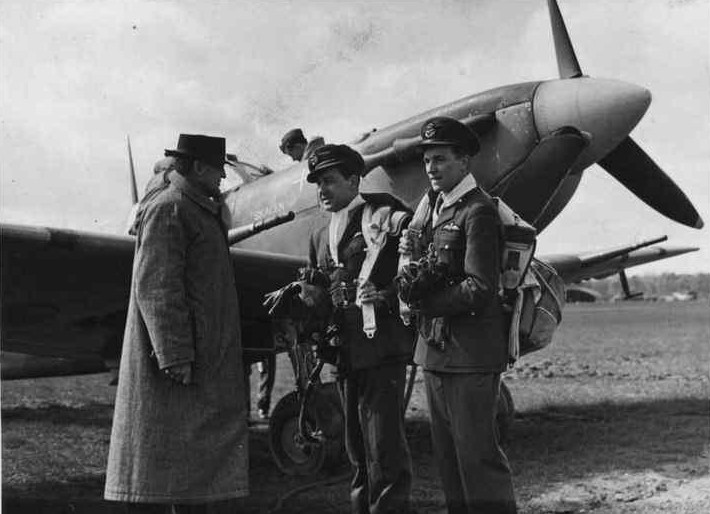 Jørgen Thalbitzer and Axel Andreas Svendsen in front of Spitfire Vb (Skagen Ind.) (The Royal Library)