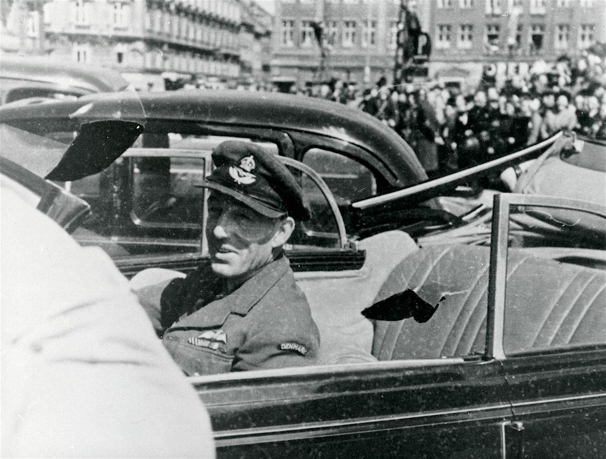 Flt Lt Jens Henning Fisker 'Morian' Hansen in front of the Hotel d'Angleterre—General Dewing's HQ—in central Copenhagen on 5 May 1945. (Museum of Danish Resistance).