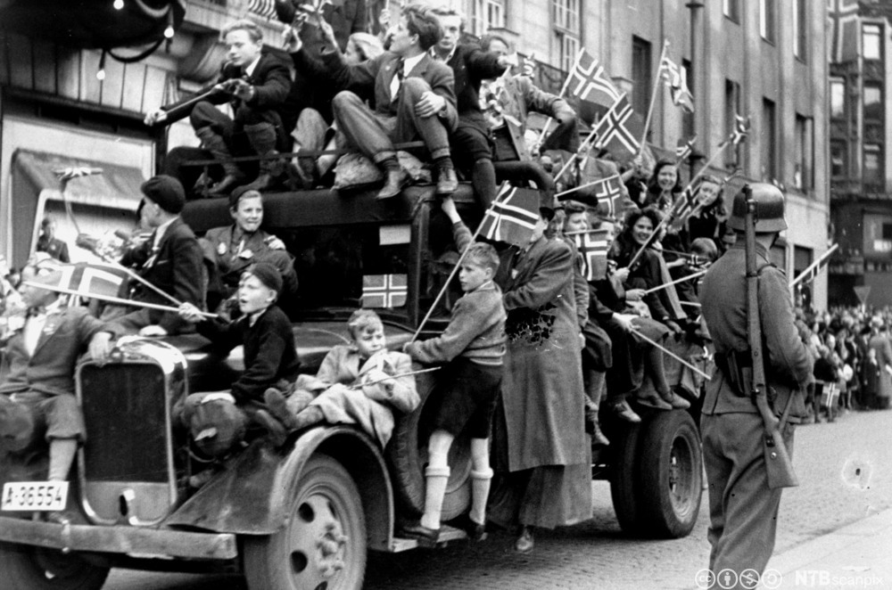 Cheering crowds on a lorry in Karl Johans on 8 May 1945 (Photographer: Ingvald Møllerstad, &copy; Aftenposten, NTB scanpix).
