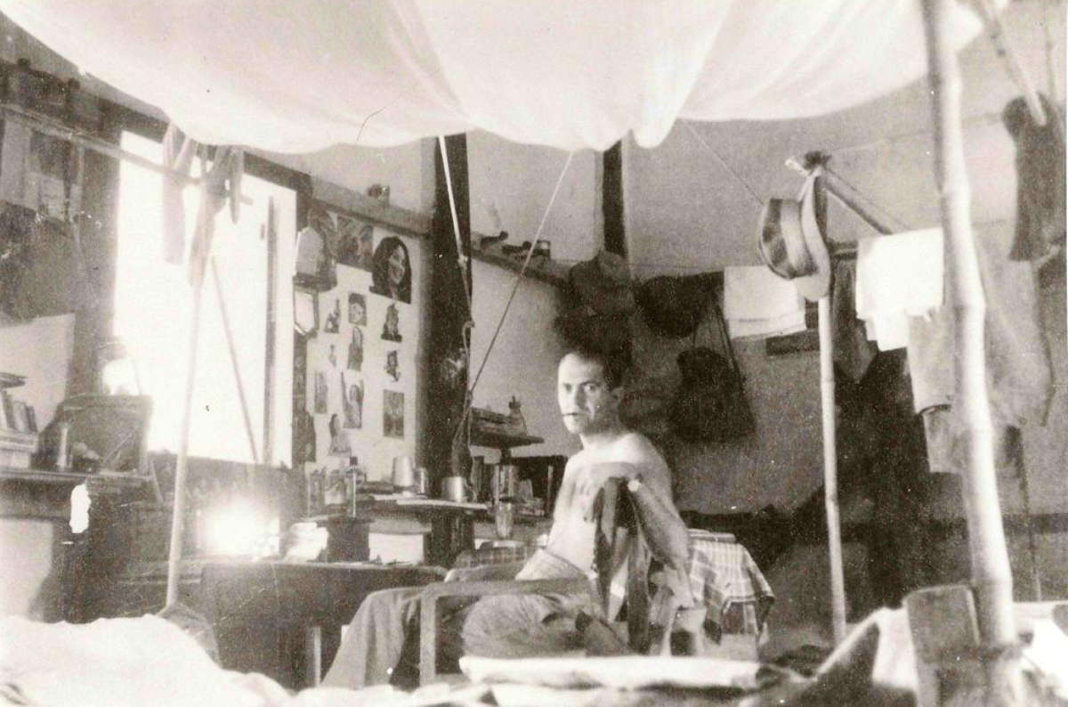 The quarters at RAF Station Salbani were primitive. Twenty men shared a bamboo hut and everybody worked 12-15 hours a day either in the air or working on improving the living conditions in the camp. In addition to this the heat and humidity were unbearable. The photo shows Bruun in a relaxed moment at his desk. (Danish Aviation Historical Society)