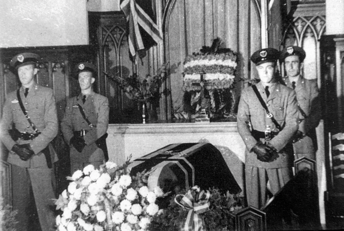 Esben Aakjær, another Danish airman in the Royal Norwegian Air Force, took this photo at a funeral in the Necropolis Chapel in Toronto. It is possible that it is the funeral of Preben Malm Rasmussen. Aakjær enlisted in Little Norway on 9 March 1941, some two weeks before the death of Rasmussen (Museum of Danish Resistance)