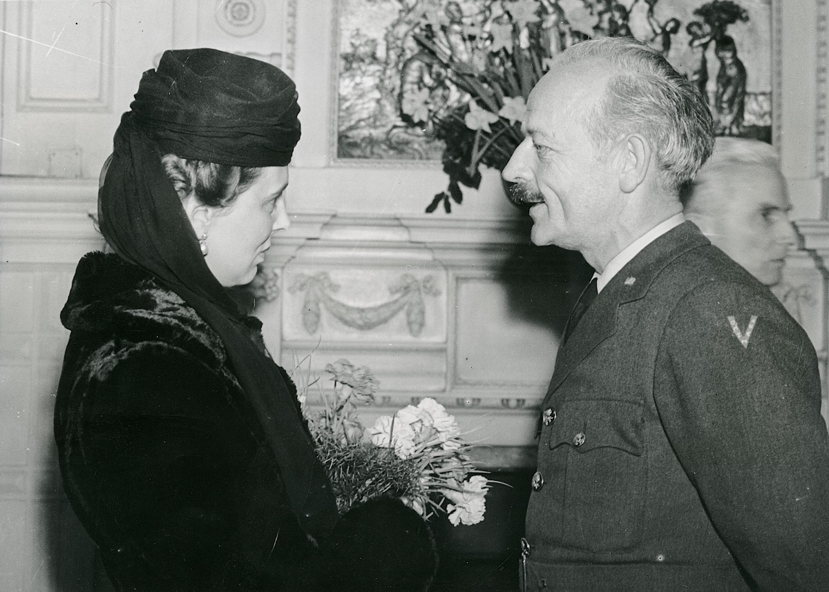 Flying Officer Ernst Schalburg in conversation with the Duchess of Kent at a function at the Danish Legation on 3 March 1943. (Museum of Danish Resistance).