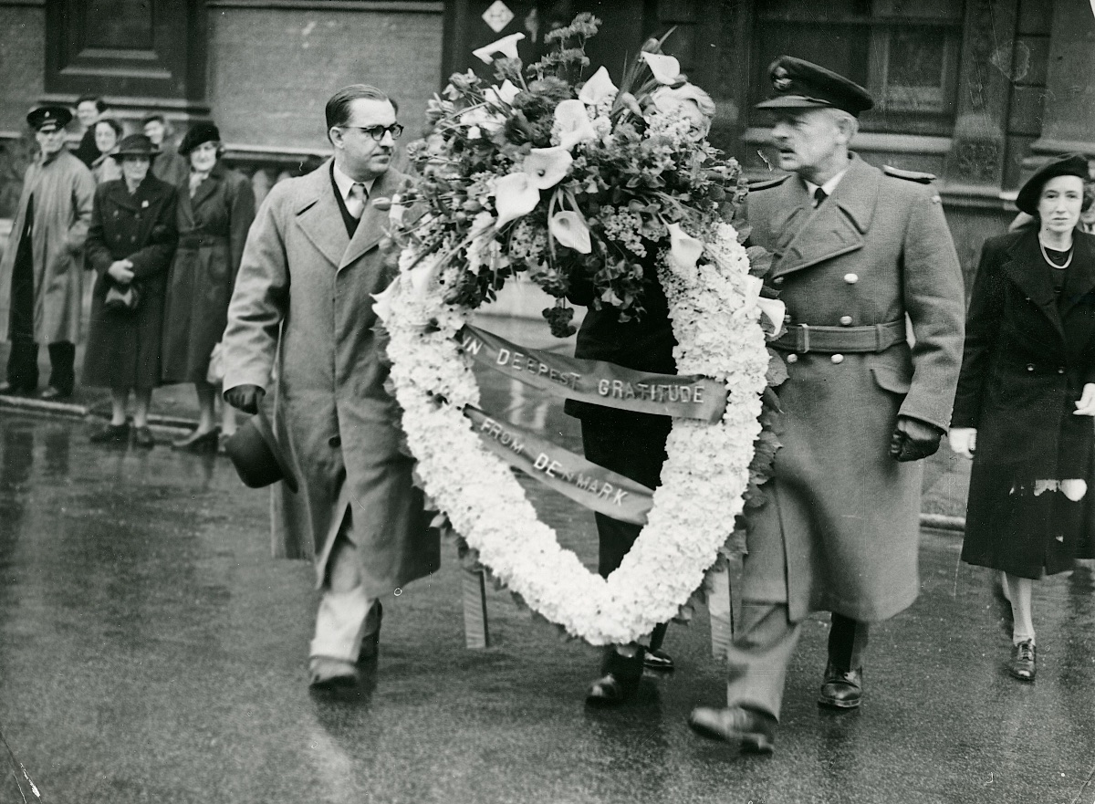 Emil Blytgen-Petersen (left) and Flying Officer Ernst Schalburg placing a wreath with text ’In deepest gratitude from Denmark’ at the Cenotaph in Westminster, London, on the Danish liberation day, 5 May 1945.