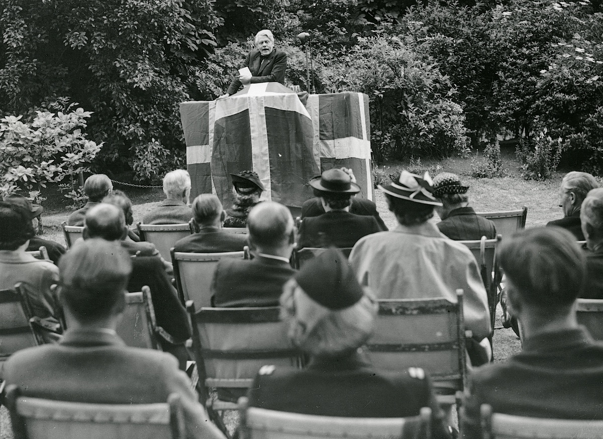 Strodl was part of the Danish community in London. Sitting in the centre of the back row, in this photo, First Officer Strodl listens to Mr Christmas Møller, the chairman of the Danish Council and former chairman of the Conservative Party, on the Danish Constitution Day on 5 June 1944. The Danish community gathered in the Netherhall Gardens in London (Museum of Danish Resistance)